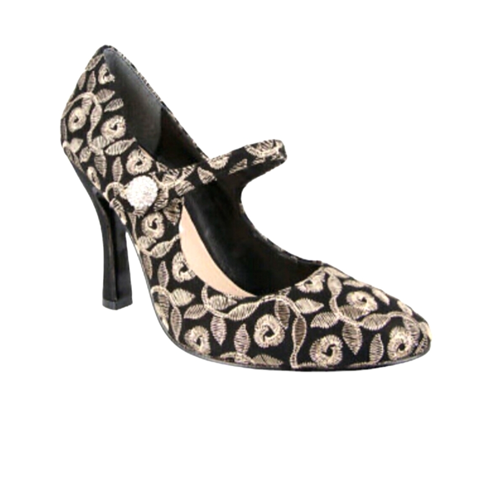 Nina Embroidered Heels. 👠‎